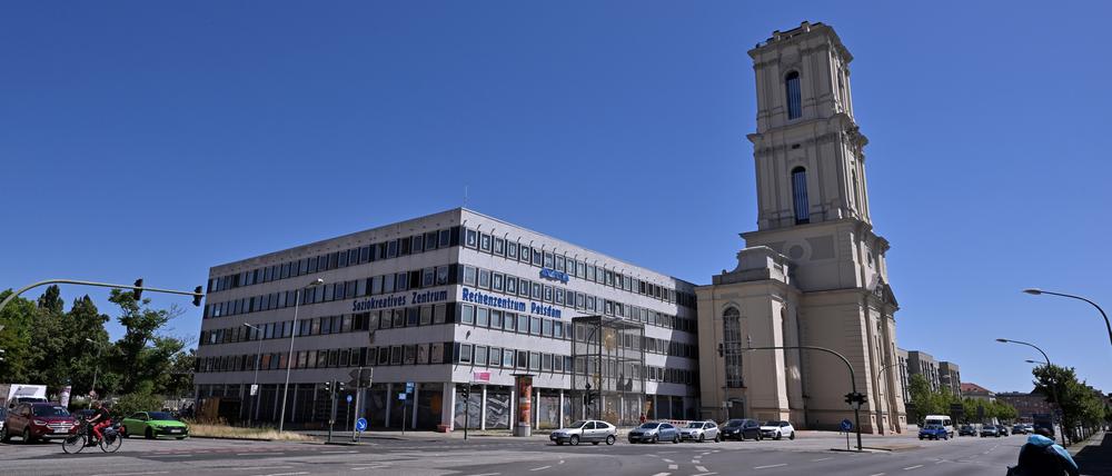 Das Rechenzentrum und der Turm der Garnisonkirche daneben.