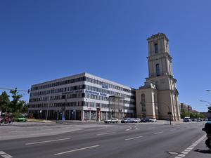 Das Rechenzentrum, daneben der Turm der Garnisonkirche.