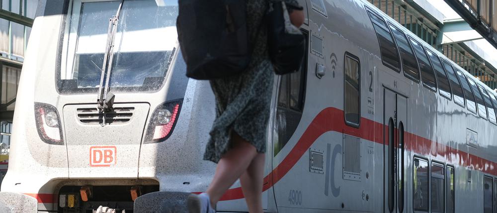 Stuttgart: Eine Frau geht auf einem Bahnsteig im Hauptbahnhof zu einem IC Zug der Deutschen Bahn.