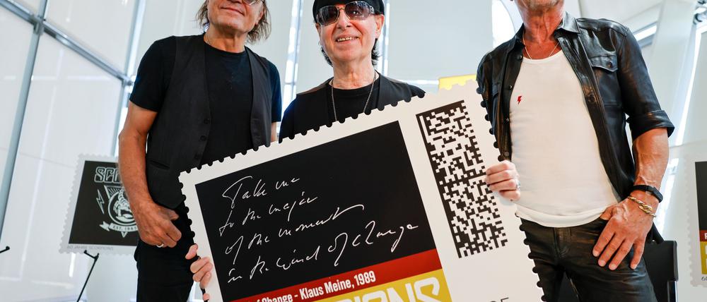 Eine der vier Scorpions-Briefmarken zeigt eine Textzeile des Songs „Wind of Change“ in Klaus Meines Handschrift.