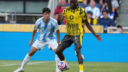 Serhou Guirassy (r)   und seine BVB-Kollegen spielen weiter im Puma-Trikot.