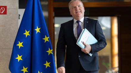 Nicht ein einziger Euro solle nach Meinung der EU-Kommission in Länder fließen, in denen die Rechtsstaatlichkeit nicht respektiert wird, sagt EU-Kommissar Michael McGrath. (Archivbild) 