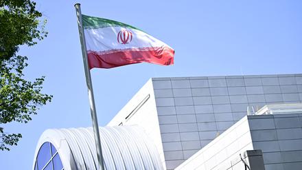 Die iranische Flagge weht vor der Botschaft der Islamischen Republik Iran in Berlin (Symbolbild).