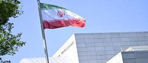 Die iranische Flagge weht vor der Botschaft der Islamischen Republik Iran in Berlin (Symbolbild).