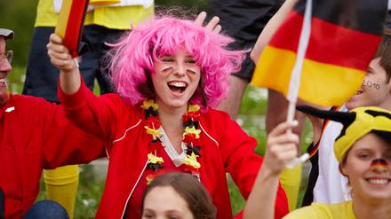 Fußballfans fiebern mit.