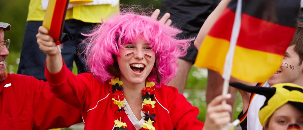 Fußballfans fiebern mit.