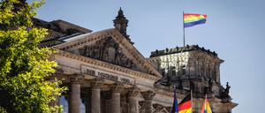 Bundeskanzler Merz will die Regenbogenflagge am Bundestag nur an einem Tag gehisst sehen, wie hier am 17. Mai 2024 - dem Internationalen Tag gegen Homophobie (Archivbild).