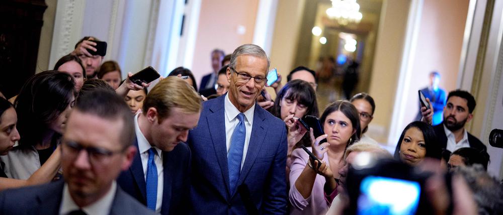 Der republikanische Mehrheitsführer im US-Senat, John Thune, tritt nach einer Marathonsitzung vor die Presse.