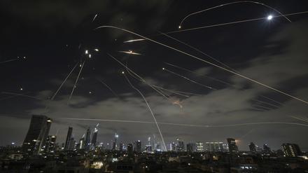 Das israelische Luftabwehrsystem „Iron Dome“ hat während iranischer Angriffe mehrere Raketen über Tel Aviv abzufangen, wie hier am 15. Juni.