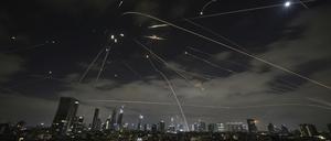 Das israelische Luftabwehrsystem „Iron Dome“ hat während iranischer Angriffe mehrere Raketen über Tel Aviv abzufangen, wie hier am 15. Juni.
