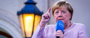 Ex-Bundeskanzlerin Angela Merkel (CDU) bei einer Gesprächsrunde im Schloss Schwerin.