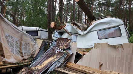 dpatopbilder - 27.06.2025, Sachsen-Anhalt, Stendal: Baumreste liegen auf einem Campingwagen und ein Zelt ist beschädigt. Zahlreiche Bäume fielen auf dem Campingplatz in der Altmark bei Durchzug eines Unwetters um. Ein heftiges Unwetter zog am Donnerstag (26.06.20259 über die Region und richtete eine Schneise der Verwüstung auf dem Campingplatz an. Foto: Matthias Bein/dpa +++ dpa-Bildfunk +++