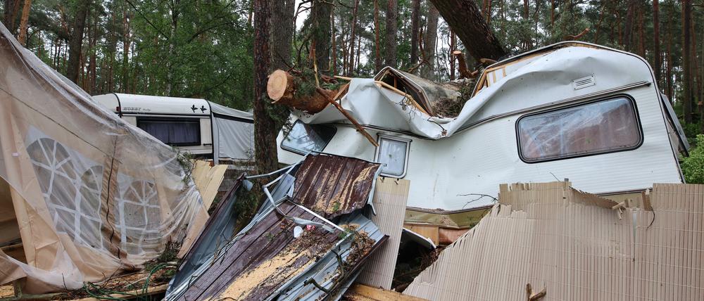 dpatopbilder - 27.06.2025, Sachsen-Anhalt, Stendal: Baumreste liegen auf einem Campingwagen und ein Zelt ist beschädigt. Zahlreiche Bäume fielen auf dem Campingplatz in der Altmark bei Durchzug eines Unwetters um. Ein heftiges Unwetter zog am Donnerstag (26.06.20259 über die Region und richtete eine Schneise der Verwüstung auf dem Campingplatz an. Foto: Matthias Bein/dpa +++ dpa-Bildfunk +++