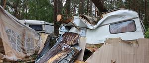 dpatopbilder - 27.06.2025, Sachsen-Anhalt, Stendal: Baumreste liegen auf einem Campingwagen und ein Zelt ist beschädigt. Zahlreiche Bäume fielen auf dem Campingplatz in der Altmark bei Durchzug eines Unwetters um. Ein heftiges Unwetter zog am Donnerstag (26.06.20259 über die Region und richtete eine Schneise der Verwüstung auf dem Campingplatz an. Foto: Matthias Bein/dpa +++ dpa-Bildfunk +++