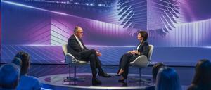 Bundeskanzler Friedrich Merz (CDU, links) bei Sandra Maischberger im Studio.