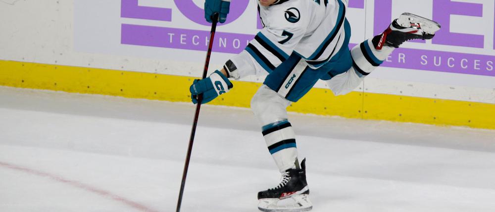 Spielt in der kommenden Saison wieder im Trikot der Minnesota Wild: Nico Sturm. (Archivbild)