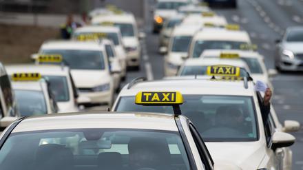 Das Taxi-Gewerbe plant erneut bundesweite Proteste, um auf die prekäre Lage der Branche aufmerksam zu machen. (Archivbild)