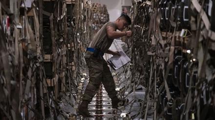 Special Handler der 436th Aerial Port Squadron, überprüft am 20.03.2022 während einer Mission zum Verkauf ausländischer Militärgüter auf der Dover Air Force Base die Versandinformationen für Lieferungen an die Ukraine.