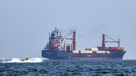 Ein Schiff in der Straße von Hormus. 