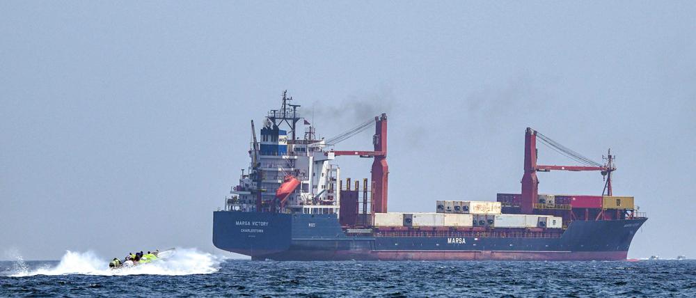 Ein Schiff in der Straße von Hormus. 