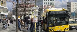 Bushaltestelle Alexanderplatz, Grunerstraße, Mitte, Berlin, Deutschland *** Bus stop Alexanderplatz, Grunerstrasse, Mitte, Berlin, Germany