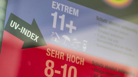 Ein Plakat mit dem Hinweis auf den UV-Index hängt im Stadionbad. 