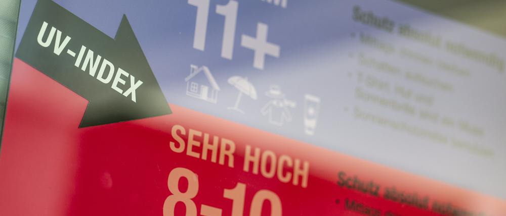Ein Plakat mit dem Hinweis auf den UV-Index hängt im Stadionbad.