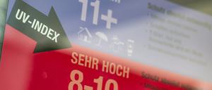 Ein Plakat mit dem Hinweis auf den UV-Index hängt im Stadionbad. 