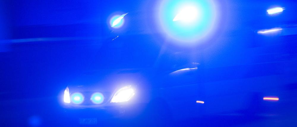 Der Beifahrer kam mit schweren Verletzungen in ein Krankenhaus. (Symbolbild)