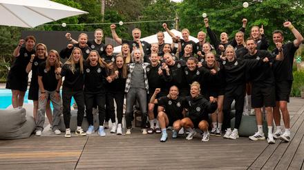Schlagerstar Wolfgang Petry singt mit den Spielerinnen der Frauen-Nationalmannschaft im Trainingslager.