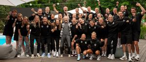 Schlagerstar Wolfgang Petry singt mit den Spielerinnen der Frauen-Nationalmannschaft im Trainingslager.
