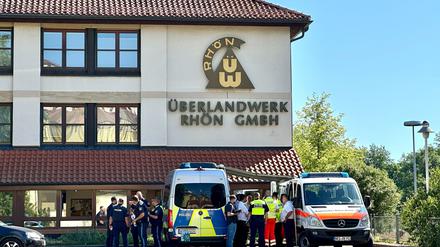 Polizei und Rettungskräfte stehen auf dem Gelände des regionalen Netzbetreibers Überlandwerk Rhön. Ein 21-Jähriger hat in der Firma eine Kollegin getötet und zwei weitere schwer verletzt.