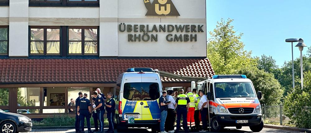 Polizei und Rettungskräfte stehen auf dem Gelände des regionalen Netzbetreibers Überlandwerk Rhön. Ein 21-Jähriger hat in der Firma eine Kollegin getötet und zwei weitere schwer verletzt.