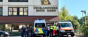Polizei und Rettungskräfte stehen auf dem Gelände des regionalen Netzbetreibers Überlandwerk Rhön. Ein 21-Jähriger hat in der Firma eine Kollegin getötet und zwei weitere schwer verletzt.