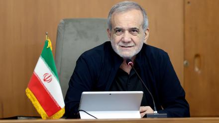 Der iranische Präsident Massud Peseschkian nimmt an einer Regierungssitzung in Teheran teil. 
