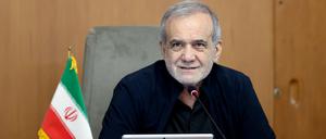 Der iranische Präsident Massud Peseschkian nimmt an einer Regierungssitzung in Teheran teil. 