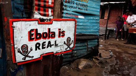 Eine Warnung vor Ebola in einem Slum des zeitweise militärisch abgeriegelten West Point in Liberia 2014.