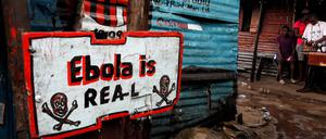 Eine Warnung vor Ebola in einem Slum des zeitweise militärisch abgeriegelten West Point in Liberia 2014.