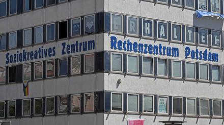 Das Rechenzentrum befindet sich neben dem Turm der Garnisonkirche.