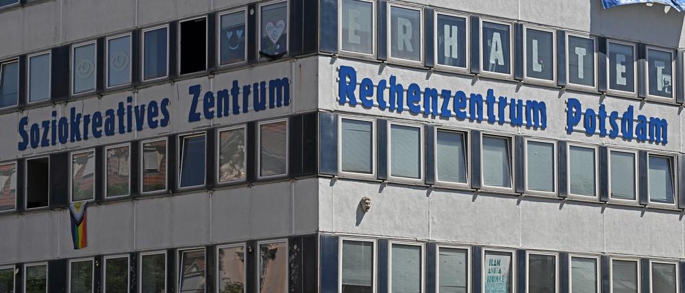 Das Rechenzentrum befindet sich neben dem Turm der Garnisonkirche.