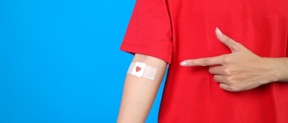 Ein Mann mit einem Pflaster nach der Blutspende.
