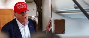 Donald Trump spricht an Bord der Air Force One zu Journalisten. 