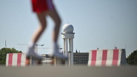 01.07.2025, Berlin: Eine Rollschuhfahrerin fährt bei Temperaturen von mehr als 30 Grad auf dem Tempelhofer Feld. Foto: Katharina Kausche/dpa +++ dpa-Bildfunk +++
BerlinHot0207