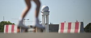 01.07.2025, Berlin: Eine Rollschuhfahrerin fährt bei Temperaturen von mehr als 30 Grad auf dem Tempelhofer Feld. Foto: Katharina Kausche/dpa +++ dpa-Bildfunk +++
BerlinHot0207