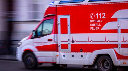 Ein Rettungswagen fährt mit Blaulicht bei einem Noteinsatz durch die Innenstadt. (Symbolbild)