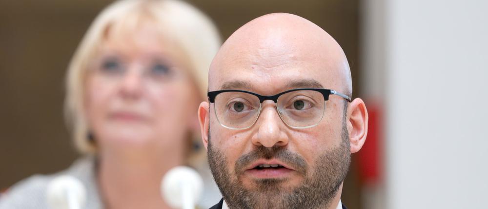 Brandenburgs Innenminister René Wilke (parteilos, für SPD) zeigt sich wegen des Anstiegs politisch motivierter Straftaten an Schulen besorgt (Archivbild).