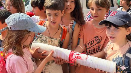 Kinder aus Kreuzberg mit der Petition für den Erhalt ihrer Schule
