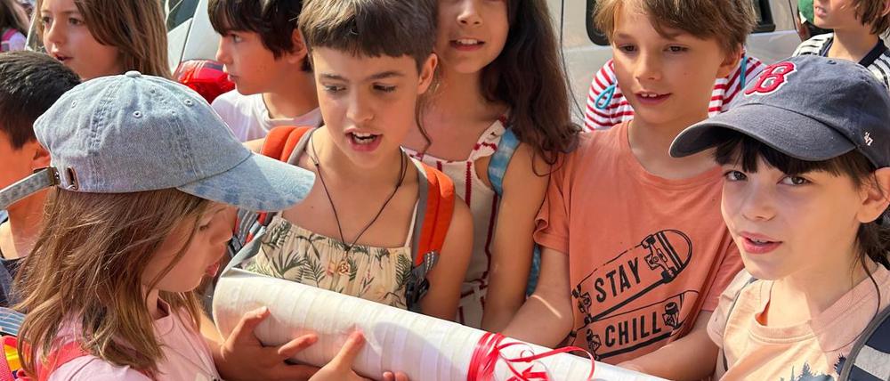 Kinder aus Kreuzberg mit der Petition für den Erhalt ihrer Schule