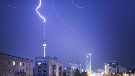 In den Berliner Fernsehturm schlagen bei Gewitter besonders häufig Blitze ein.