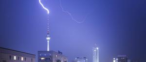 In den Berliner Fernsehturm schlagen bei Gewitter besonders häufig Blitze ein.